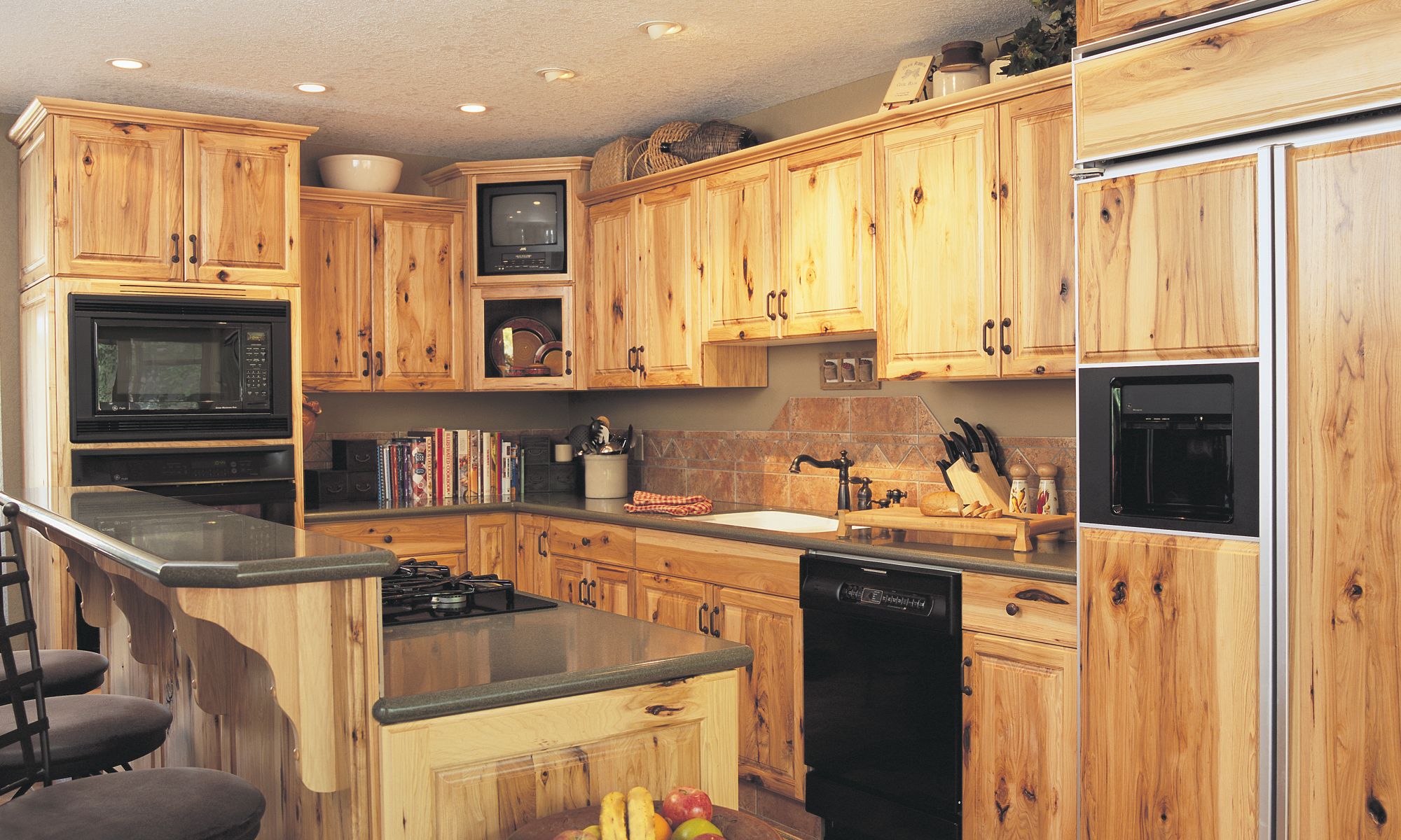 10 Ideas For Naturally Beautiful Hickory Cabinets In The Kitchen